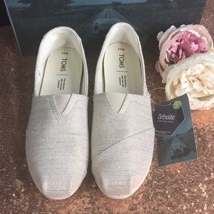 TOMS Natural  and Metallic Gold Flats 9.5M
